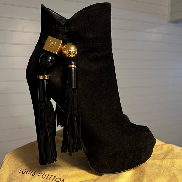 Louie Vuitton black booties very nice and comfortable shoe - Picture 5 of 6